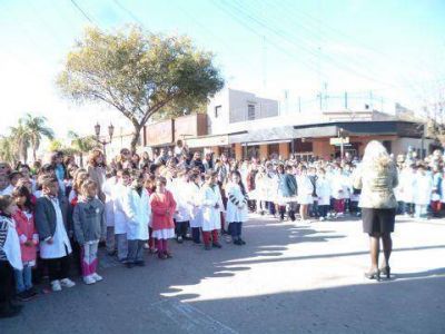 Emotivo acto por el D�a de la Bandera en la Avenida San Mart�n