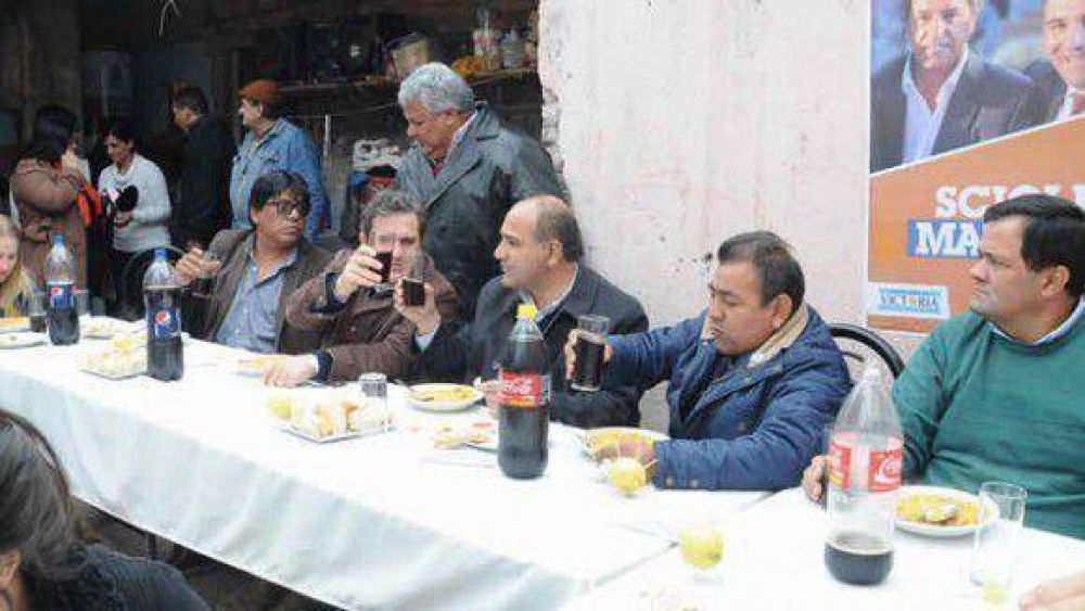 Manzur hizo un alto en el camino y fue comer con familias del Barrio Juan XXIII