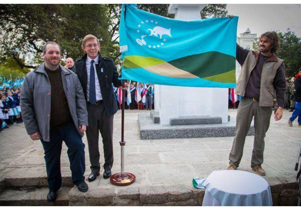 En el D�a de la Bandera se present� la insignia de Gualeguaych�