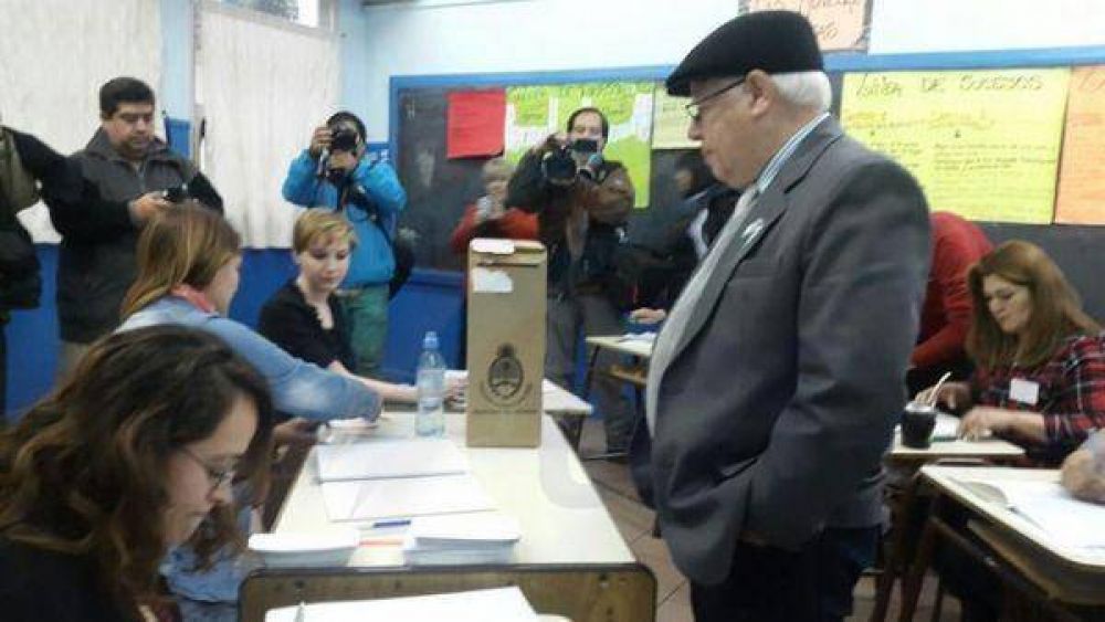 Hist�rico: Ciudadano malvinense vot� por primera vez en los comicios fueguinos