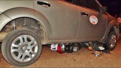 Moto en la que iban dos j�venes qued� destruida debajo de un auto