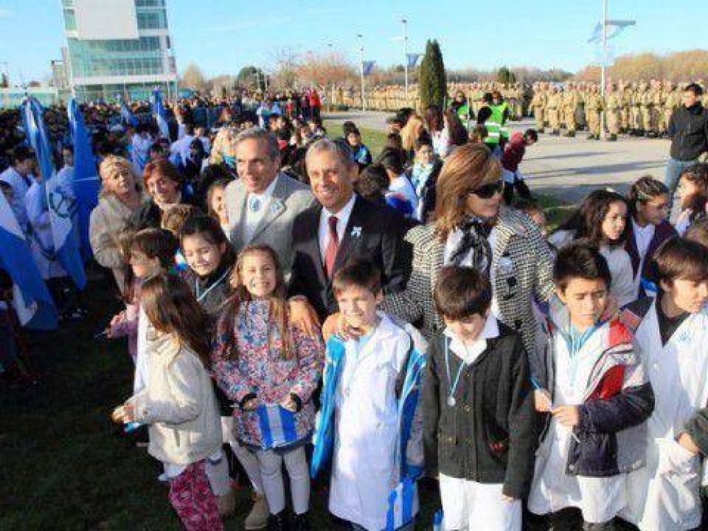 Quiroga y Sapag agitaron banderas cordialmente