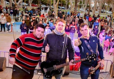 En el D�a del Padre, el rock le puso calor a la fr�a tarde dominguera en las plazas