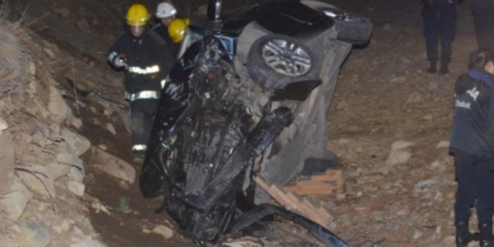 J�VENES LESIONADOS: Volc� un autom�vil camino a La Hoya