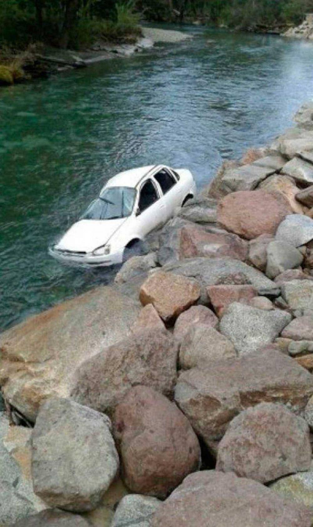 En la ruta de los Siete Lagos: pareja volc� y termin� adentro de un arroyo