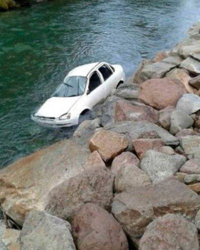En la ruta de los Siete Lagos: pareja volc� y termin� adentro de un arroyo