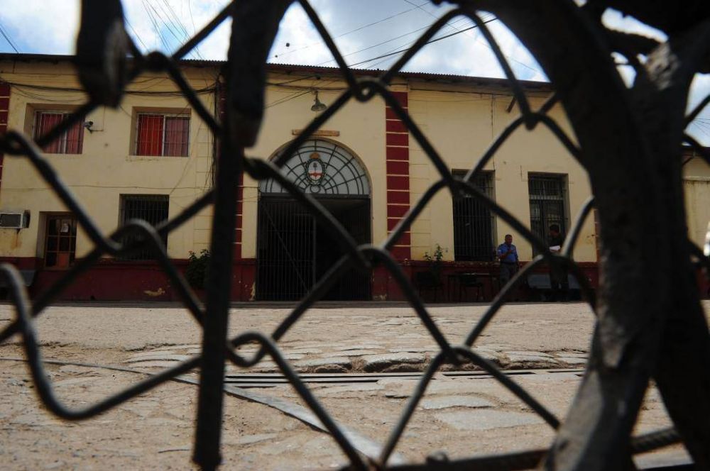 Acusan a guardiac�rceles de vender drogas a presos y allanan el penal 