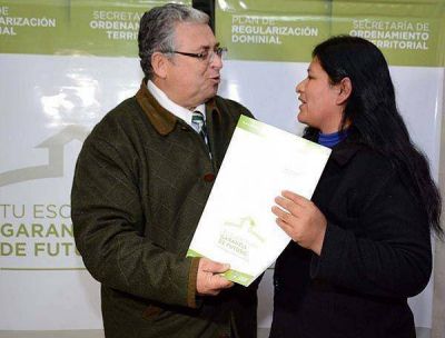 Viviendas � 50 familias de La loma y El Milagro recibieron su escritura