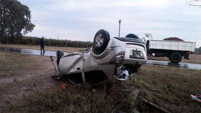 Se cruz� de carril, choc� contra una alcantarilla y termin� volcado