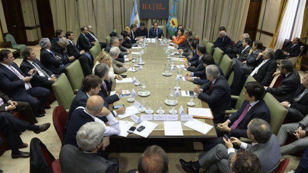 Scioli reuni� a su gabinete para la campa�a y comparti� un acto con Urribarri en Entre R�os