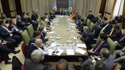 Scioli reuni� a su gabinete para la campa�a y comparti� un acto con Urribarri en Entre R�os