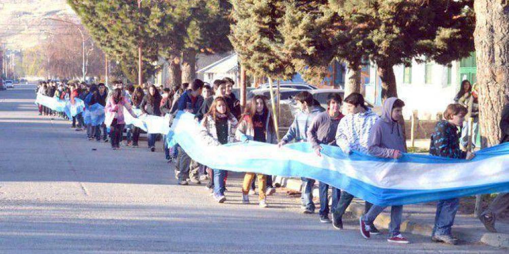 ESCUELA POLITCNICA: Abrazo con la Bandera Argentina ms grande de Esquel