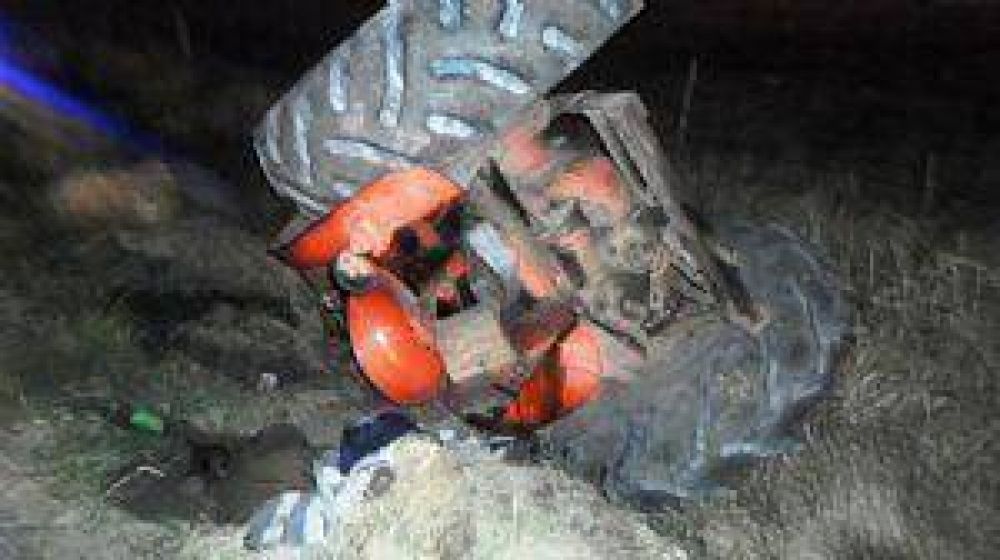 ADELANTO: Volc� un tractor y falleci� el conductor