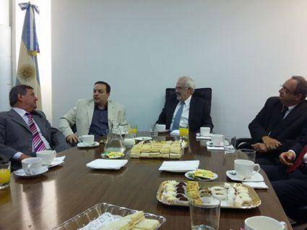 Embajador argentino en Israel recibe a una delegación de su país liderada por la AMIA
