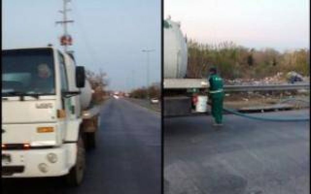 La Plata: Escrachan a cami�n municipal arrojando residuos cloacales en desag�e pluvial