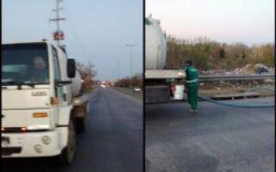 La Plata: Escrachan a cami�n municipal arrojando residuos cloacales en desag�e pluvial