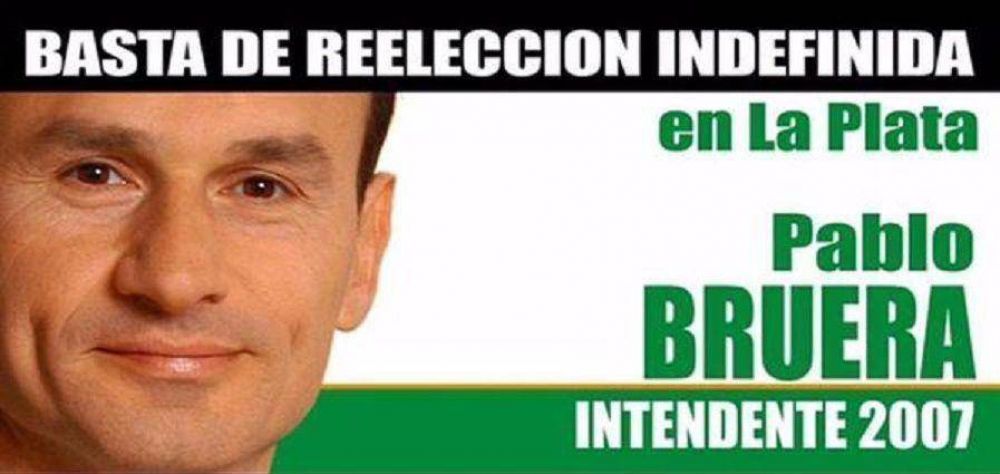 Bruera eterno: Se opuso a las reelecciones indefinidas y ahora quiere aferrarse al Municipio