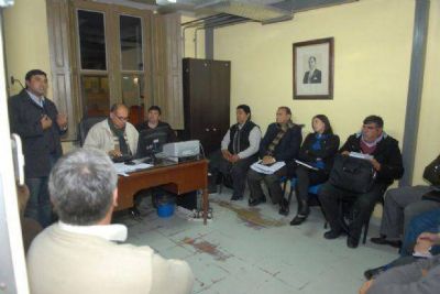 Los gremios docentes quieren dialogar con los ministros