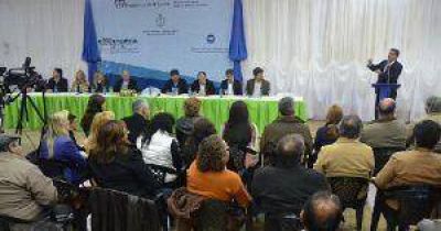 Capitanich abri� sobres de licitaci�n para 8500 conexiones de agua potable en Charata