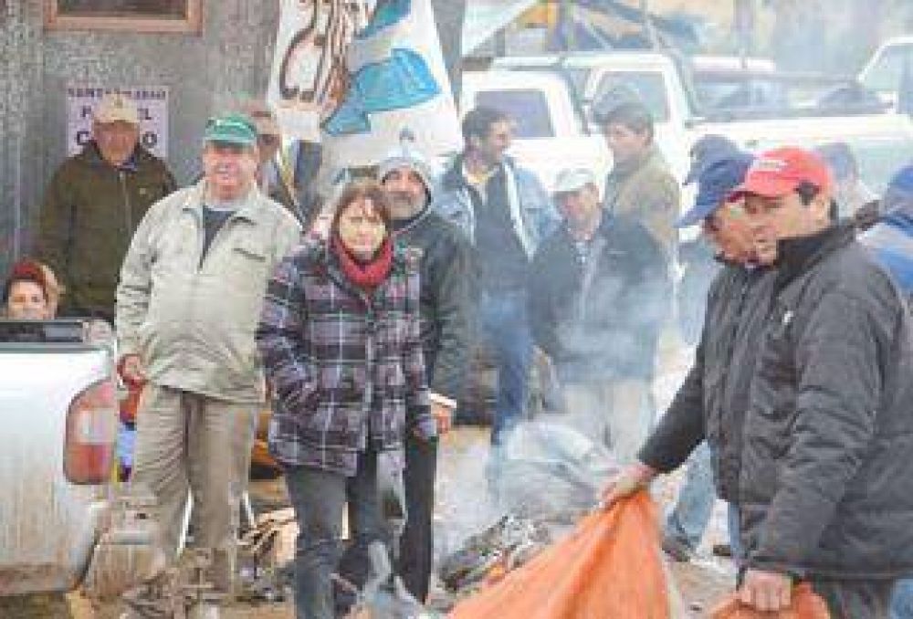 �No se puede producir sin rentabilidad�, dicen los productores que protestan bajo la lluvia