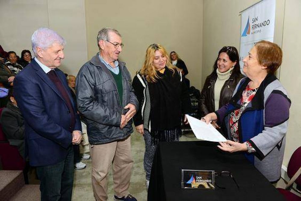 Luis Andreotti entreg� escrituras de casas a 40 familias de San Fernando