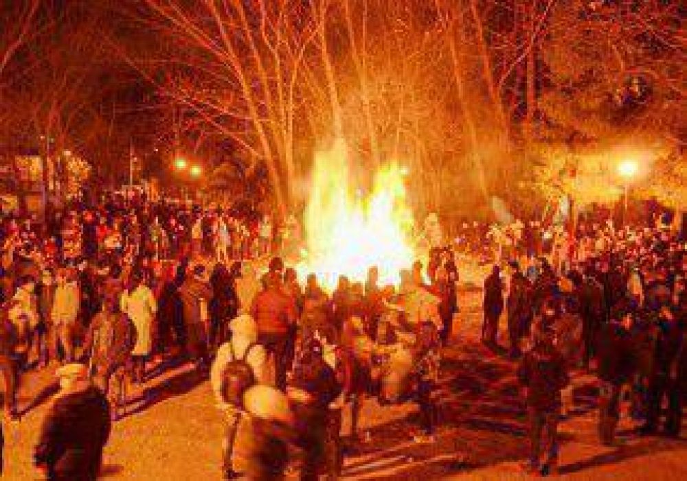 Con un gran fuego, hubo festejos por la Noche de San Juan 