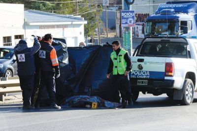 Muere un hombre al ser embestido por una camioneta