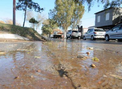 Vecinos se quejan por un ca�o roto que inunda la avenida Centenario