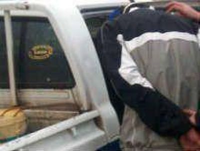 Presunto golpeador detenido cuando miraba operativo
