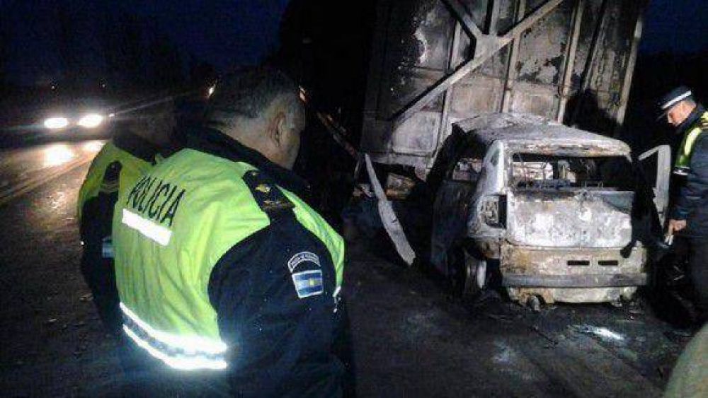 Una mujer muri� calcinada al chocar su auto con una rastra