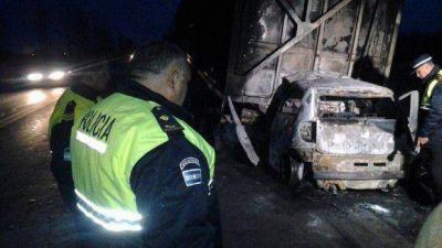 Una mujer muri� calcinada al chocar su auto con una rastra