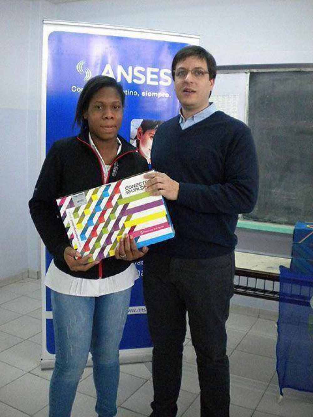 Estudiantes y docentes del Secundario 16 recibieron 94 netbooks