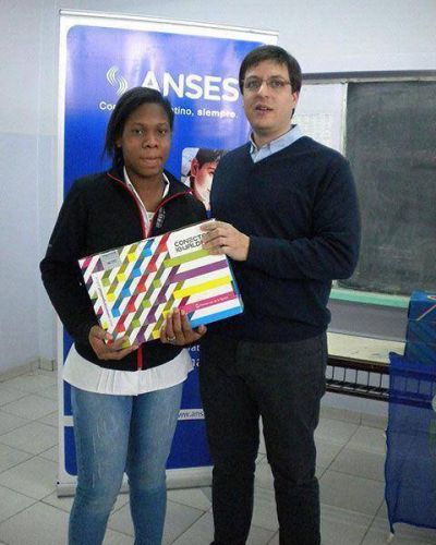 Estudiantes y docentes del Secundario 16 recibieron 94 netbooks