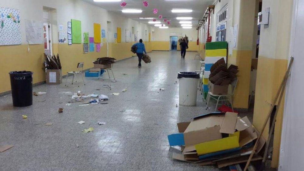El despu�s de las elecciones: En varias escuelas no limpiaron y los chicos se quedaron sin clases