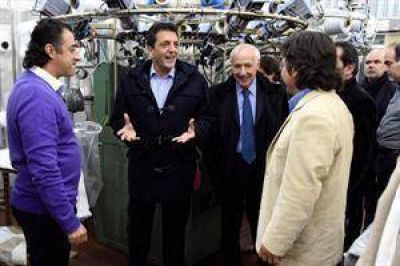 Sergio Massa desaf�a a los equipos econ�micos de Daniel Scioli y Mauricio Macri a que debatan