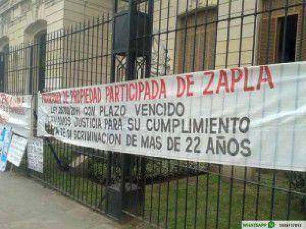 Ex trabajadores de Zapla marcharon nuevamente disconformes con la falta de respuesta del ejecutivo