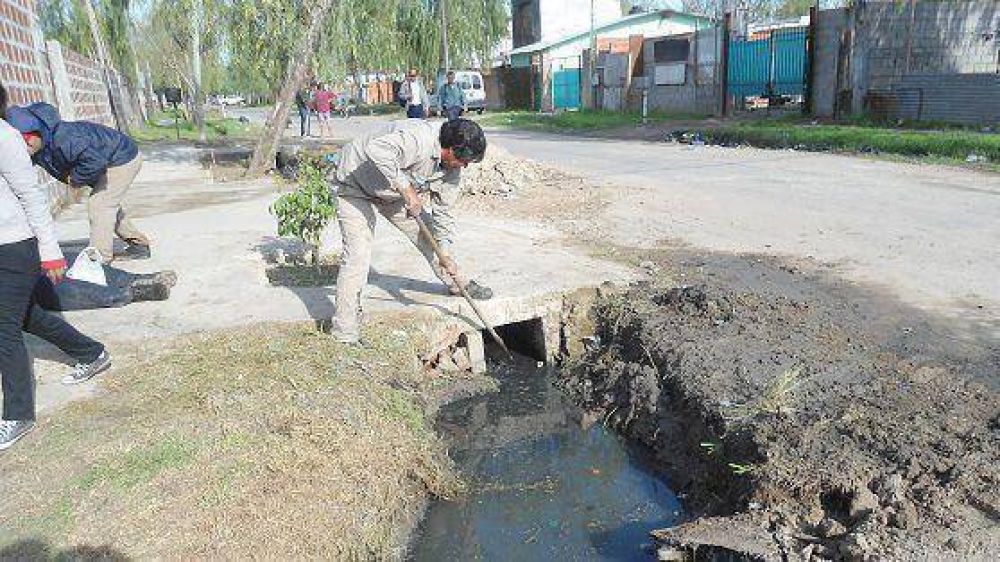 M�s obras de limpieza benefician a los vecinos del barrio Las Tunas