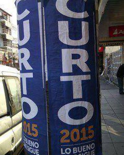 Tras el cierre de listas, afiches de Curto con nuevo slogan