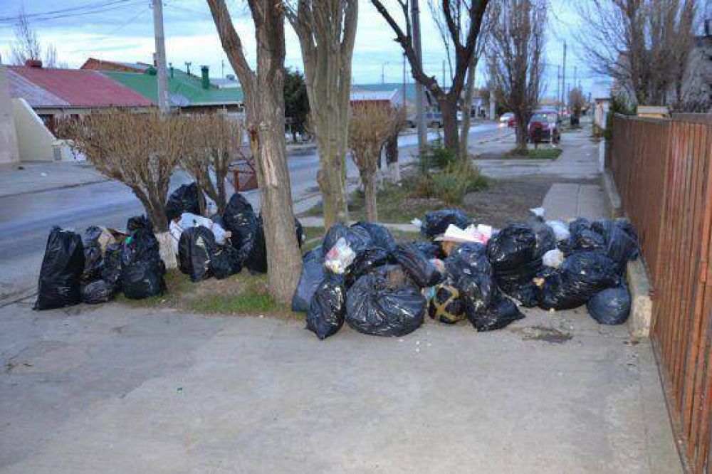 Desconocidos le arrojaron basura afuera de su vivienda
