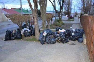 Desconocidos le arrojaron basura afuera de su vivienda