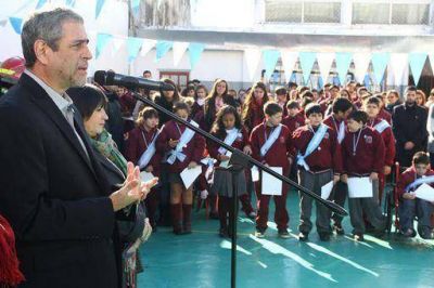 Ferraresi visit� el Colegio Saint Exupery