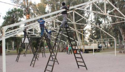 Comenz� el armado de carpas de Feria Artesanal