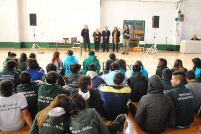 Jornadas sobre Educaci�n Vial en la Escuela Industrial y el Jard�n Martha Salotti.