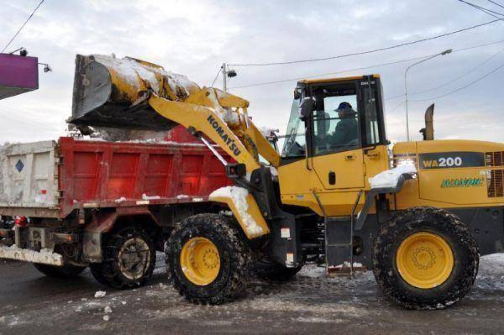 La Municipalidad trabaja en el despeje de nieve acumulada