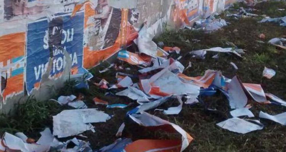 Elecciones 2015: A Pngaro tambin le arrancaron carteles