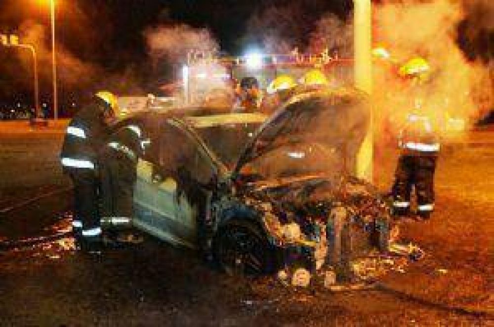 Incendio destruye un auto en ruta 5