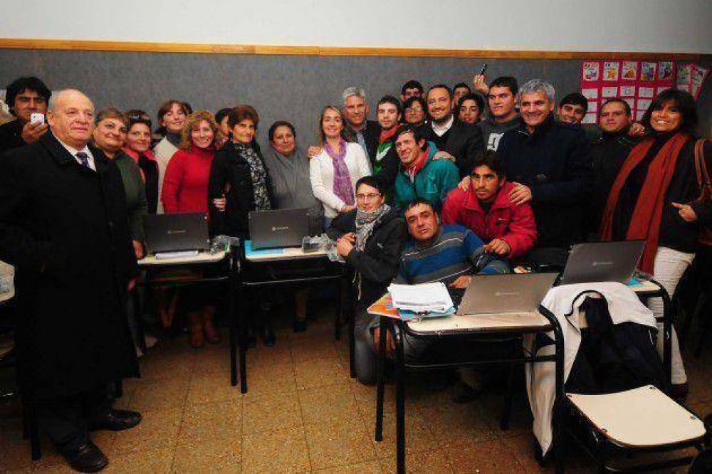 El gobernador Poggi visit� a alumnos del PIE en Villa Mercedes