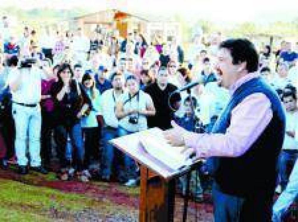 Closs inaugur� un CAPS en Posadas y conden� la ocupaci�n de tierras