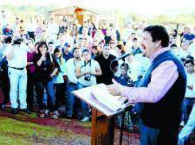 Closs inaugur� un CAPS en Posadas y conden� la ocupaci�n de tierras