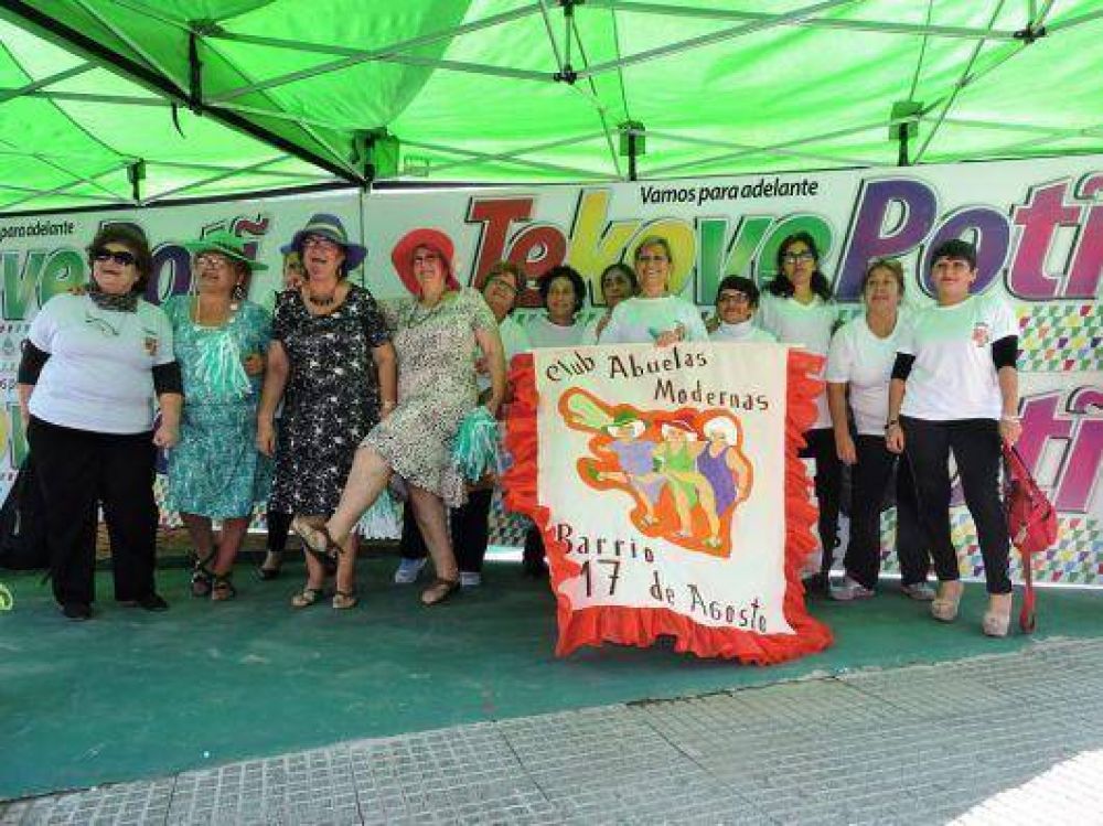 27 Clubes de Abuelos pusieron calor y color al regreso del Tekoabuelos